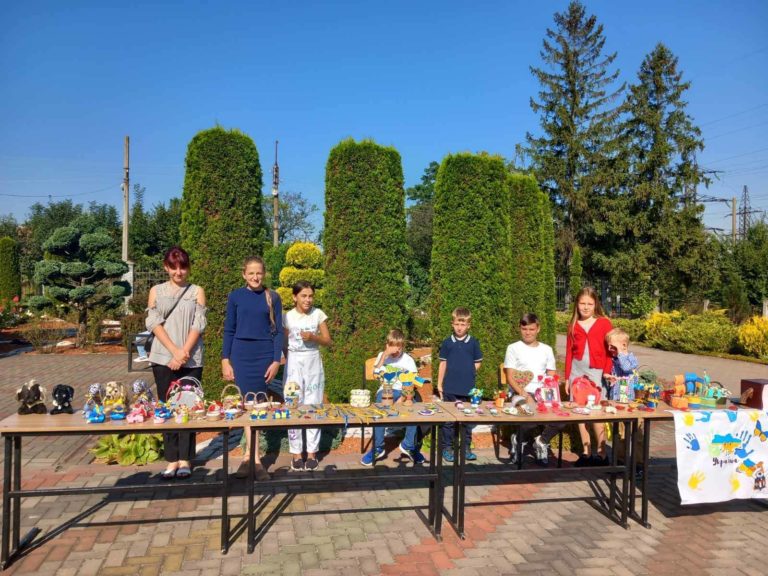 Заробляли гроші на ЗСУ, продаючи власноруч створені іграшки: у Калуші пройшов благодійний ярмарок (ФОТО)