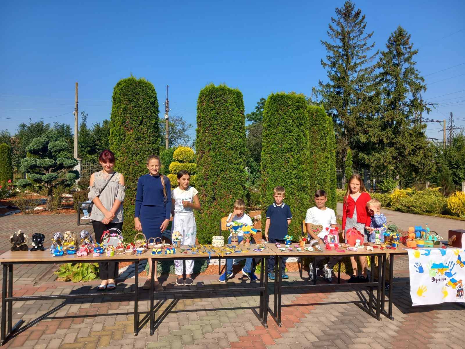Заробляли гроші на ЗСУ, продаючи власноруч створені іграшки: у Калуші пройшов благодійний ярмарок (ФОТО)