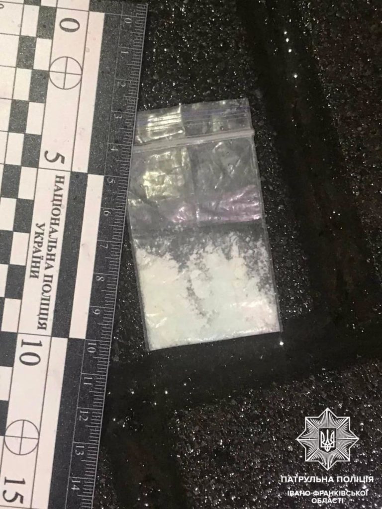 Вночі у Франківську затримали двох чоловіків з ймовірними наркотиками (ФОТО)