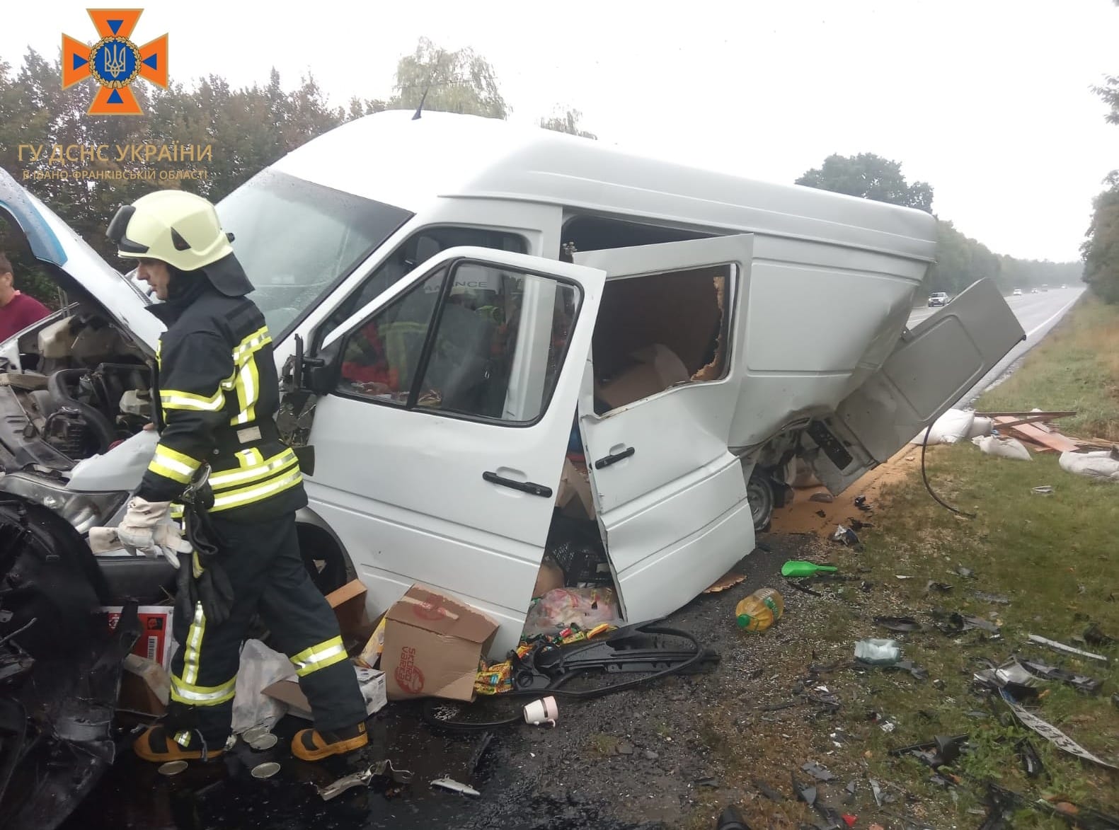 Під Коломиєю зіткнулися дві автівки: знадобилася допомога рятувальників (ФОТОФАКТ)