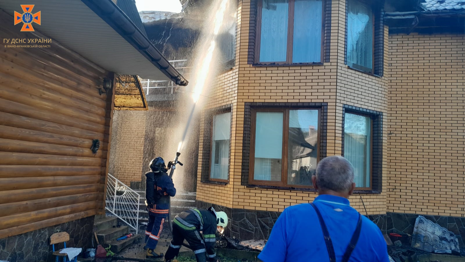 У Перегінській громаді горів двоповерховий будинок (ФОТО)