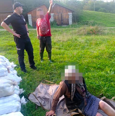 Пішла по гриби та заблукала: на Косівщині рятувальники допомогли пенсіонерці (ФОТО)