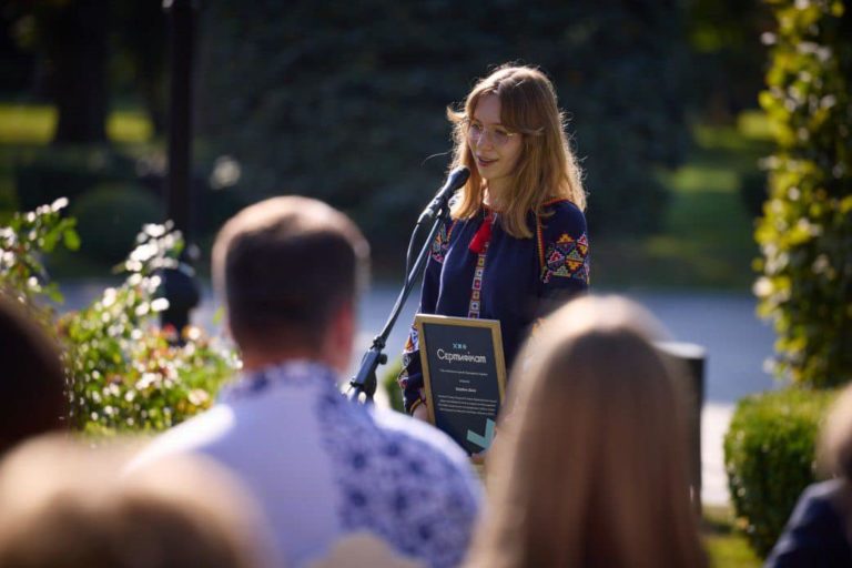 Зеленський премією відзначив юну франківську дослідницю Діану Зазубик (ФОТО)