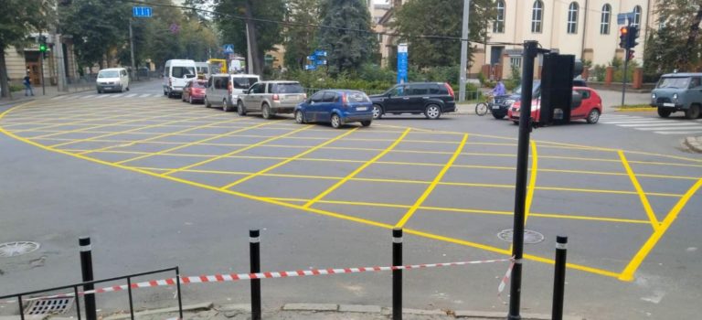 На перехресті Василіянок, Грушевського, Мулика з’явився новий тип розмітки: у мерії кажуть, що вона зменшить затори (ФОТОФАКТ)