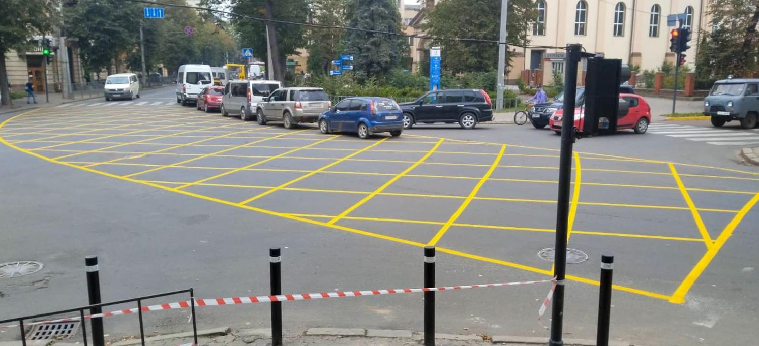 На перехресті Василіянок, Грушевського, Мулика з’явився новий тип розмітки: у мерії кажуть, що вона зменшить затори (ФОТОФАКТ)