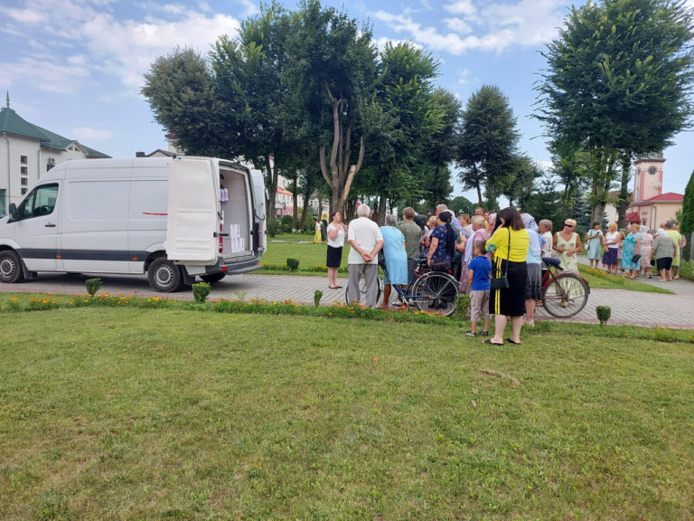 У містах Прикарпаття “Молода Просвіта” роздає гуманітарну допомогу для сімей з дітьми (ФОТО)