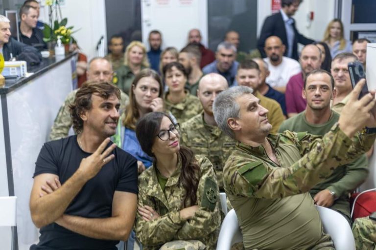 У Франківську бійцям на лікуванні влаштували кінотерапію “Довбушем” (ФОТО)