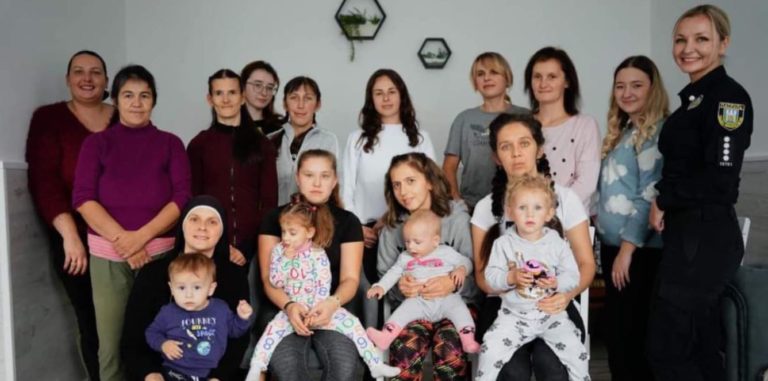Розмови про наболіле та нові зачіски: на Франківщині для жінок у складних життєвих обставинах провели мотиваційний захід (ФОТО)