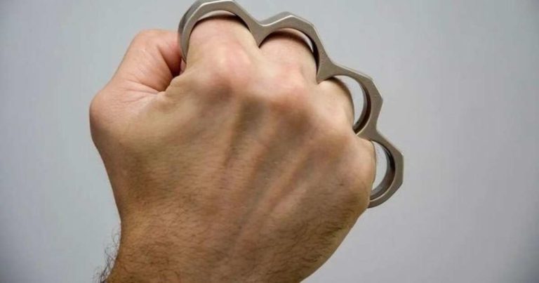 У Калуші, за прогулянку з кастетом, студента оштрафували на близько 13 тисяч гривень