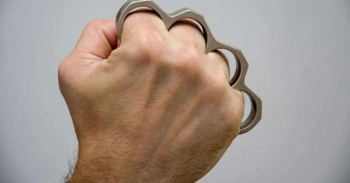 У Калуші, за прогулянку з кастетом, студента оштрафували на близько 13 тисяч гривень