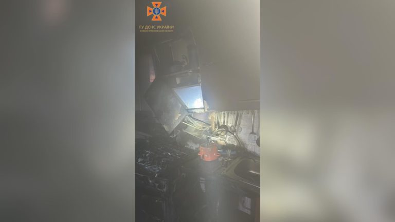 Зранку у Франківську горіла квартира: трьох осіб евакуювали (ФОТО)