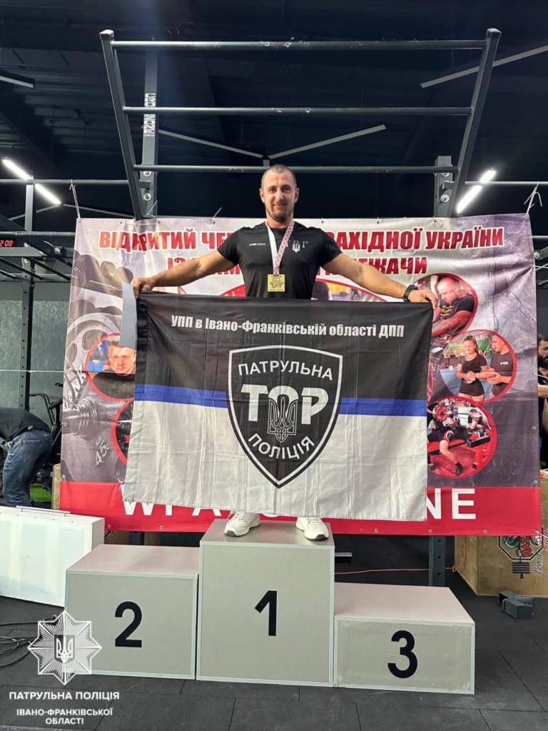 Три “золота” та чотири “бронзи” привезли франківські патрульні з чемпіонату з жиму штанги лежачи (ФОТО)