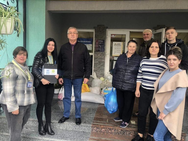 Села Франківської громади зібрали майже 9 тонн продуктів, які передадуть військовим та переселенцям (ФОТО)