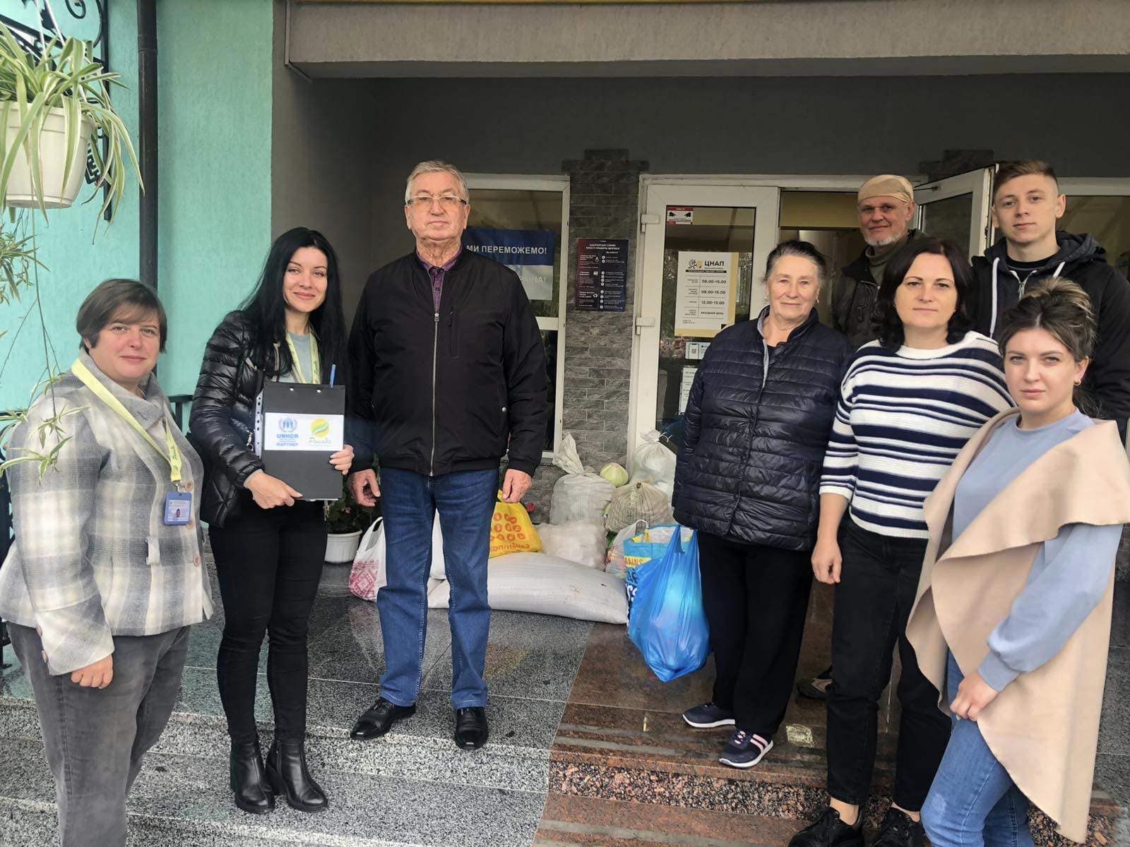 Села Франківської громади зібрали майже 9 тонн продуктів, які передадуть військовим та переселенцям (ФОТО)
