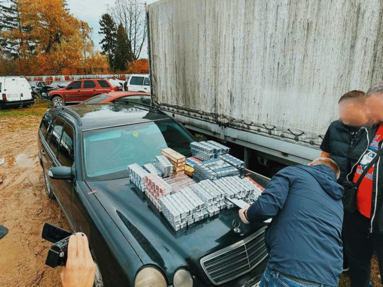 У Коломиї поліціянти вилучили у водія безакцизних цигарок на 270 тисяч гривень. Зупинили, бо порушив ПДР (ФОТО)