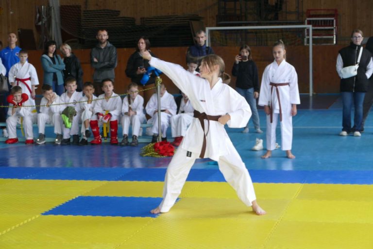 Команда юних калуських каратистів виборола першість на чемпіонаті області (ФОТО)