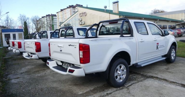 Калуська громада купила чотири пікапи для ЗСУ за понад чотири мільйони гривень (ФОТО)