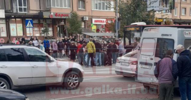 ДТП на Івасюка: водій “Mercedes-Benz” збив неповнолітню на пішохідному, дівчина у лікарні