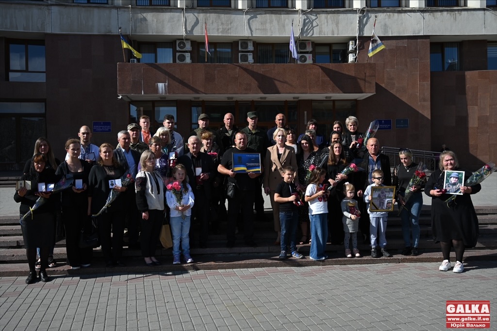 “Ця медаль – пошана і повага за життя, але було б важливіше, якби моя дитина була жива”,- у Франківську посмертно нагородили прикарпатських захисників (ФОТО)