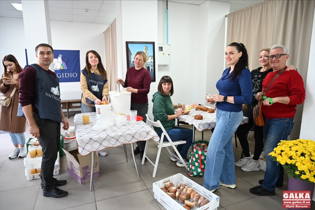 Як у Франківську місцеві та переселенці допомагають людям у скруті (ФОТО)