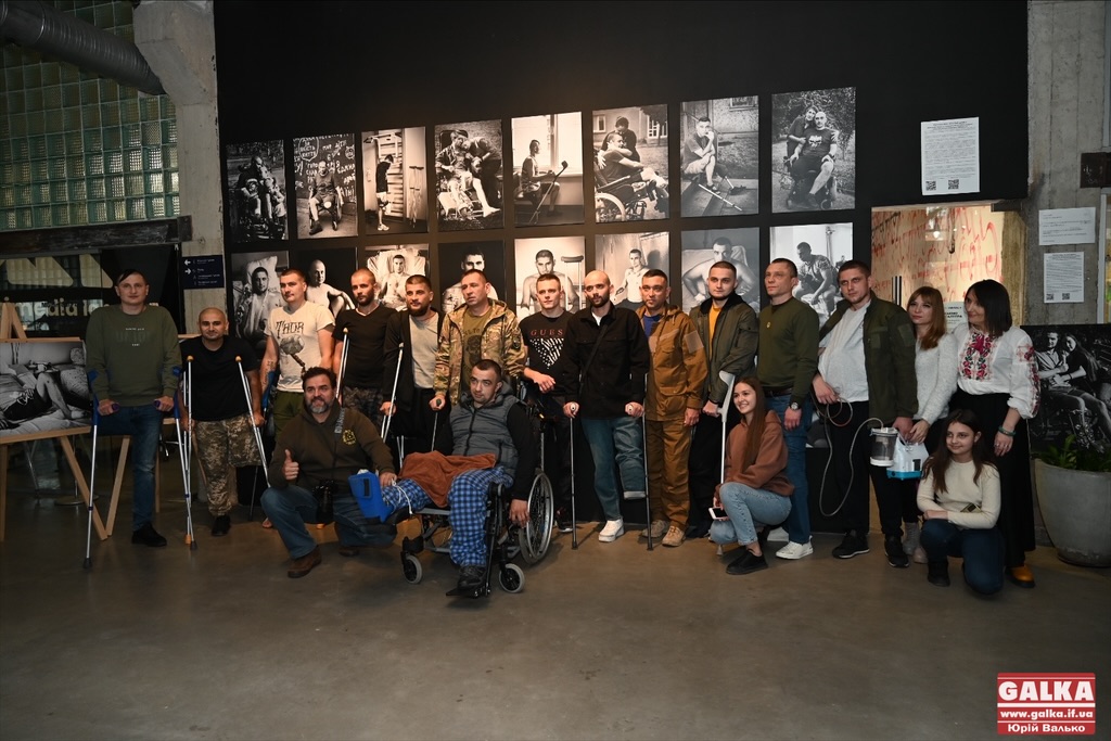 “Жоден з хлопців не скаржиться на життя, командира, ситуацію чи війну”: фотовиставку “Сталеві духом” відкрили у Франківську (ФОТО)