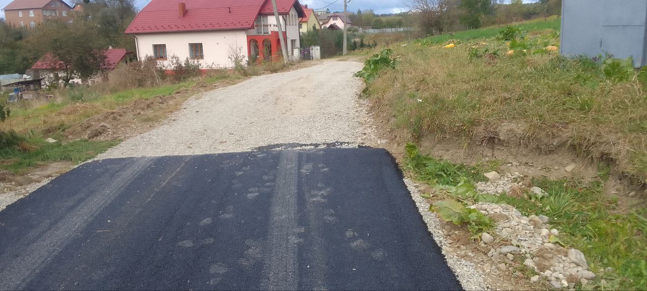 Хаті скраю не пощастило: в Угринові застелили вулицю новим асфальтом, але не всю (ФОТО, ВІДЕО)