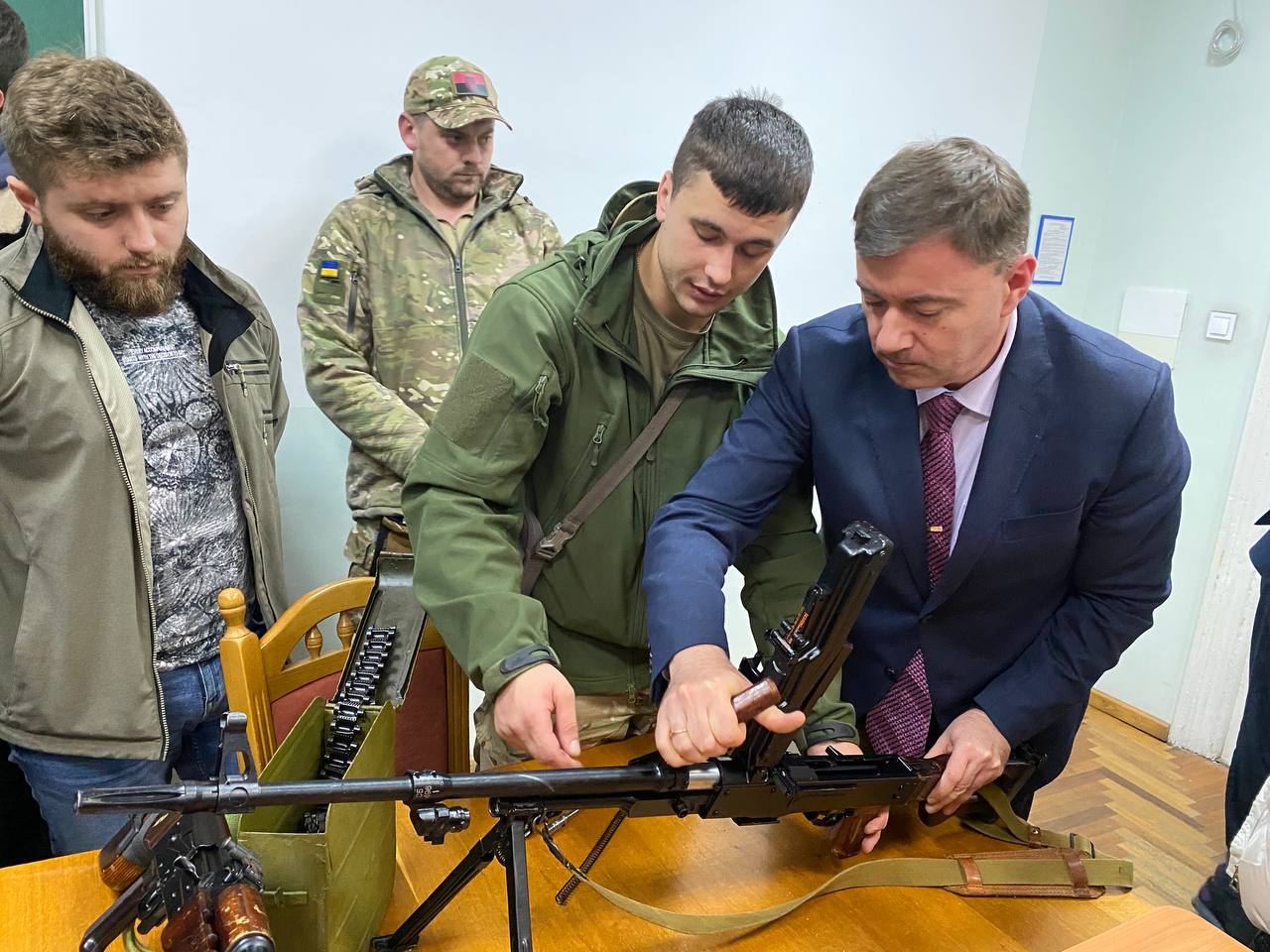 Викладачів та студентів франківського медуніверситету вчили поводитись зі зброєю (ФОТО)