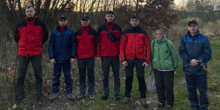 Збирала гриби та заблукала: знайти прикарпатку допомогли рятувальники із собаками