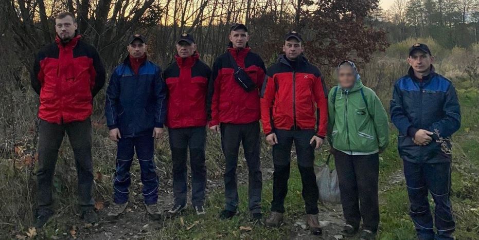 Збирала гриби та заблукала: знайти прикарпатку допомогли рятувальники із собаками