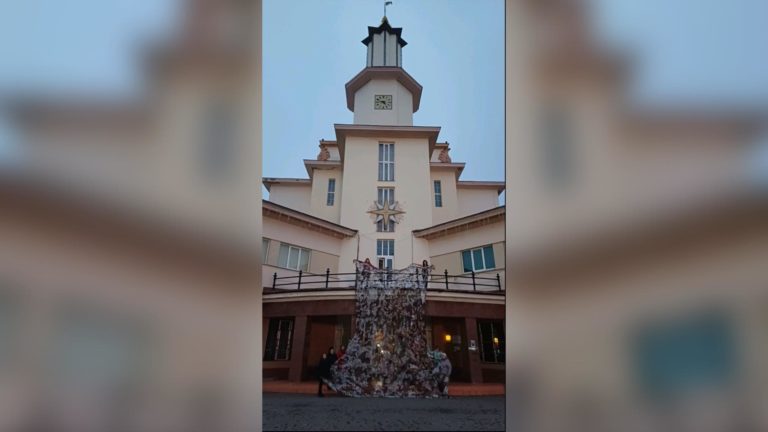 У франківській ратуші небайдужі сплели велику маскувальну сітку (ФОТО)