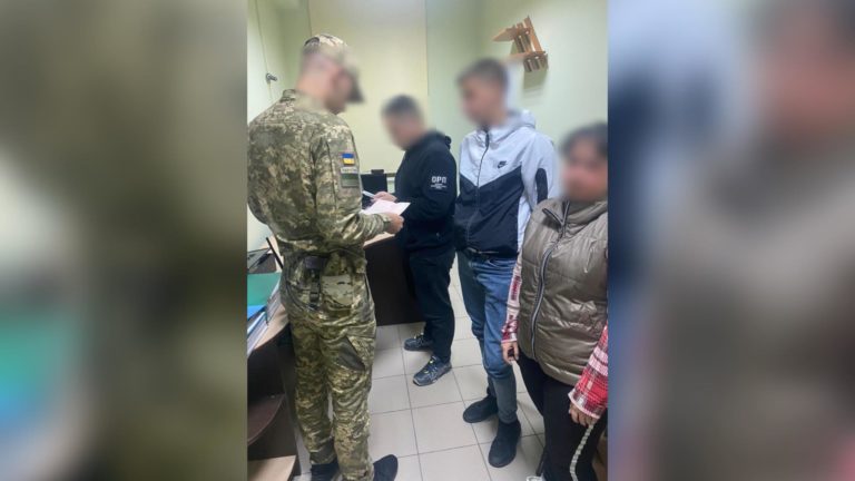 До Польщі не випустили 20-річного прикарпатця, який одружився з родичкою з інвалідністю (ФОТО)