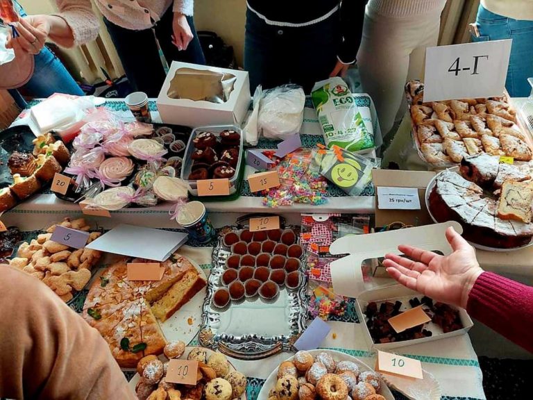 На благодійному ярмарку калуські ліцеїсти зібрали 50 тисяч гривень для ЗСУ (ФОТО)