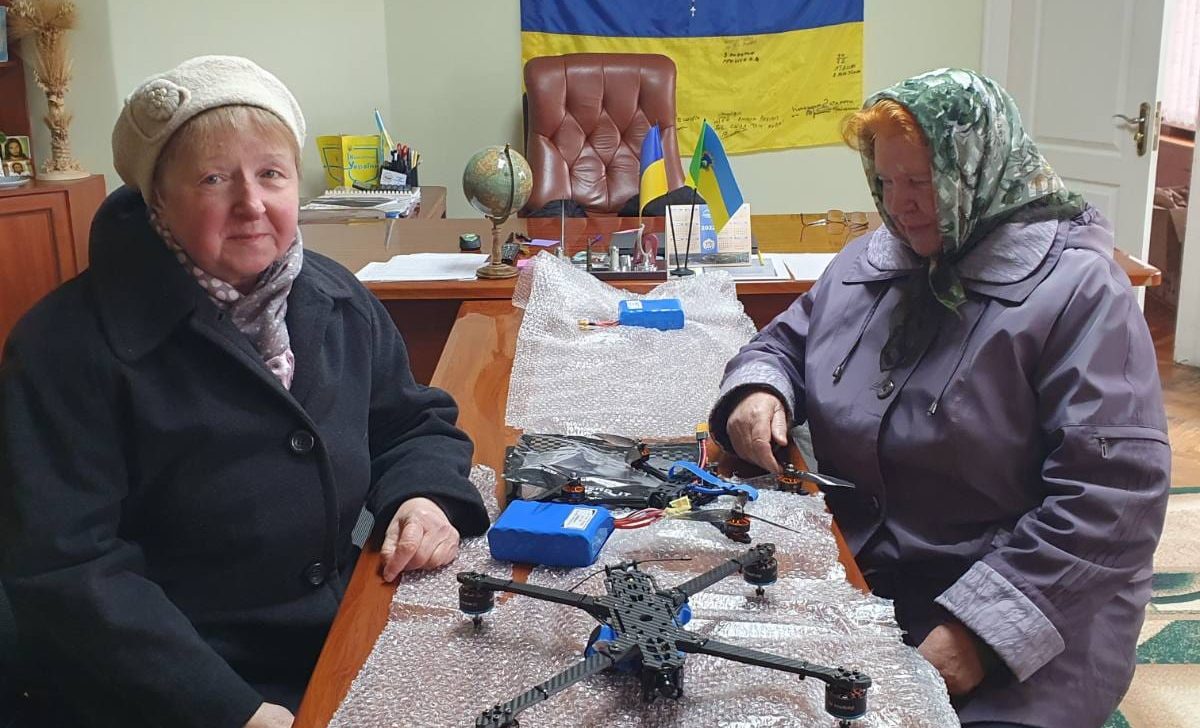 Прикарпатські бабусі назбирали з пенсії на два дрони для ЗСУ (ФОТО)