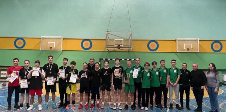 У Франківську 22 команди школярів змагалися в баскетболі 3х3