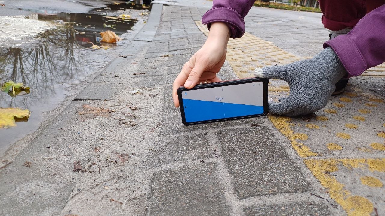 Активісти перевірили інклюзивність вулиці Шпитальної: жоден об’єкт не відповідає нормі (ФОТО)