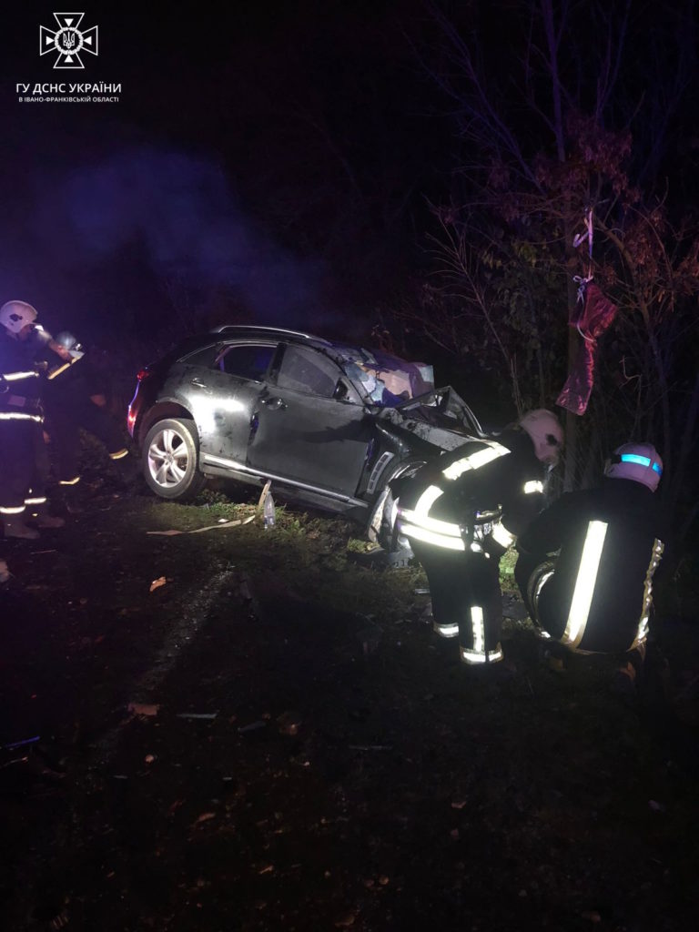 Прикарпатські рятувальники ліквідували наслідки ДТП та пожежу авто (ФОТО)