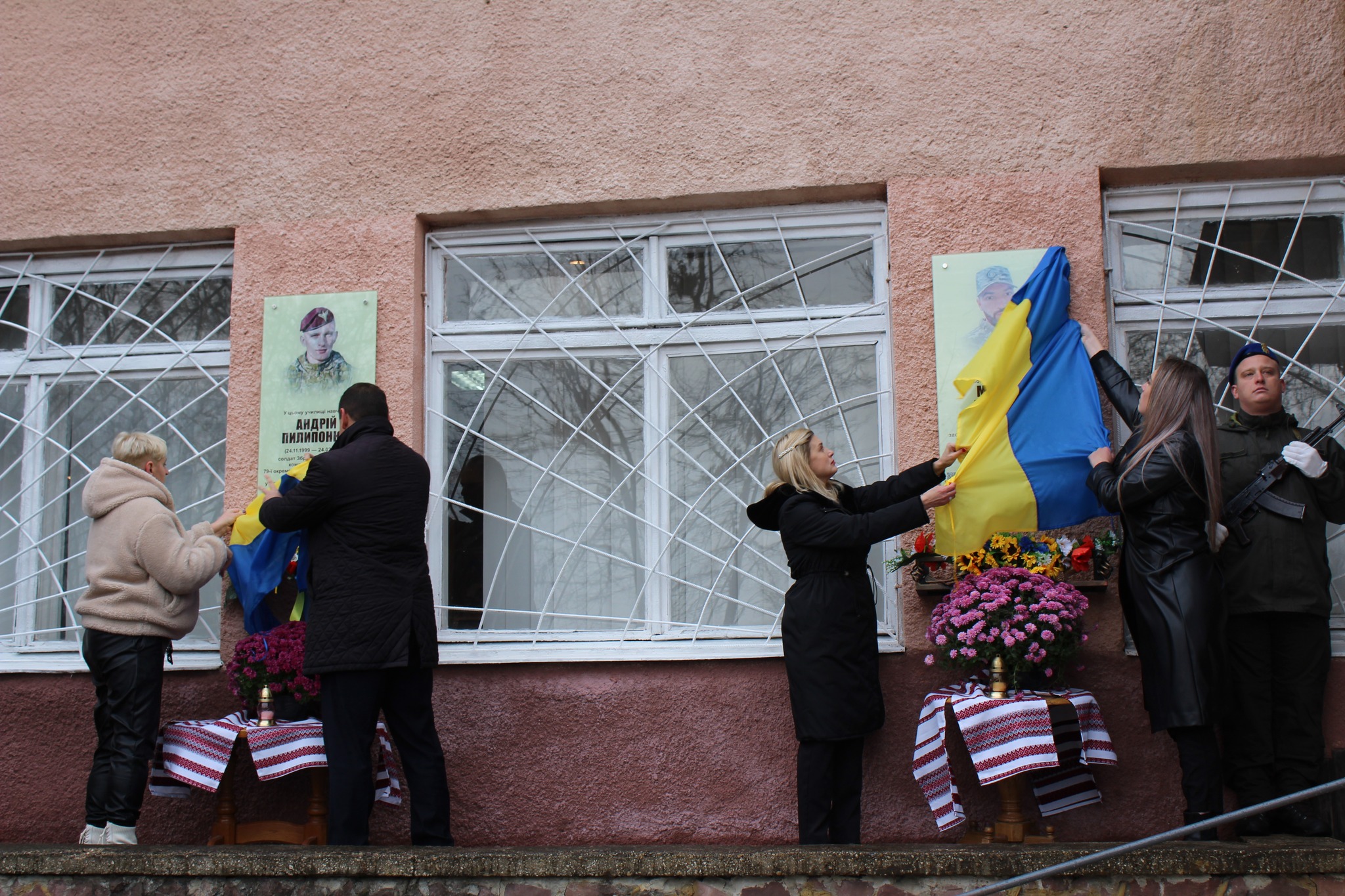 На фасаді франківського профучилища відкрили дві анотаційні дошки загиблим захисникам (ФОТО)
