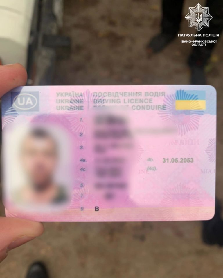 Купив в інтернеті: у Франківську водій з підробленим посвідченням вчинив аварію (ФОТОФАКТ)
