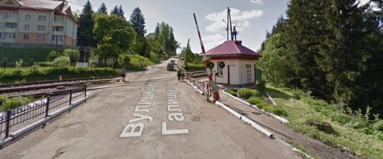 У Ворохті не встигли доремонтувати залізничний переїзд