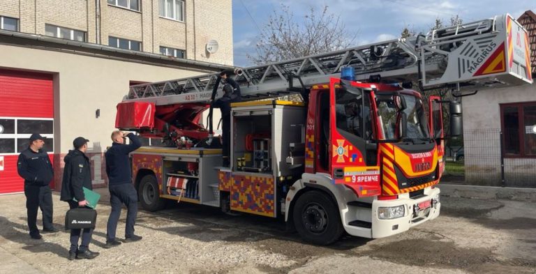 Франківські рятувальники отримали протипожежну висотну автодрабину