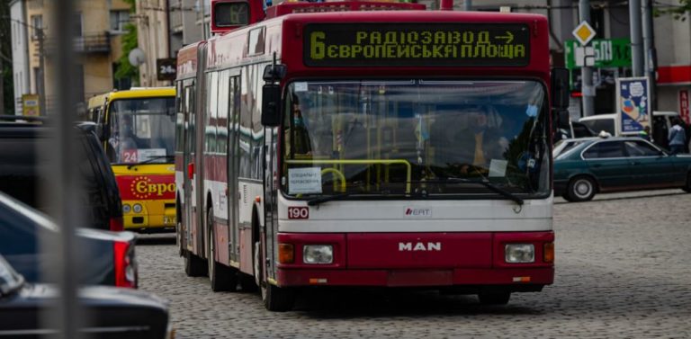 “На зупинках – “треш”: що думають франківці про зупинений комунальний транспорт під час тривоги