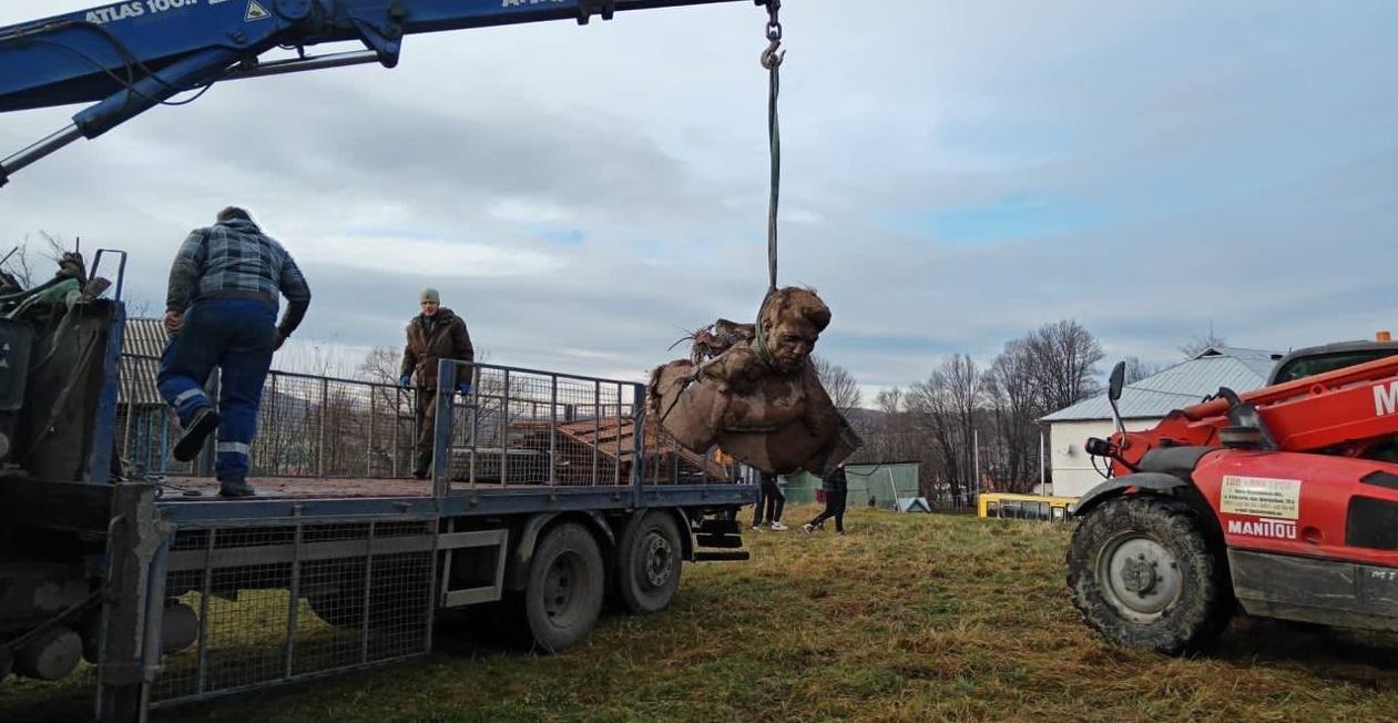 На Косівщині “Правий Сектор” разом з жителями знесли ще один радянський пам’ятник (ФОТО)