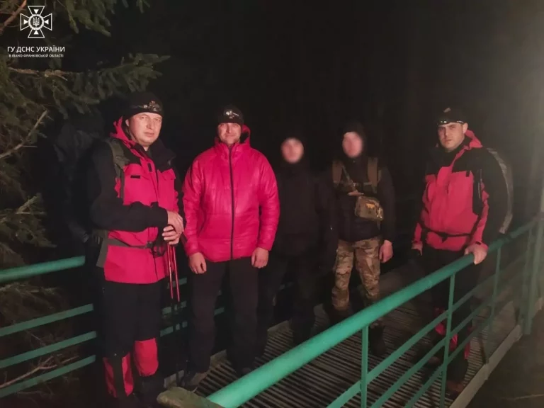 На Говерлі у дощ з мокрим снігом заблукали двоє туристів (ФОТОФАКТ)  