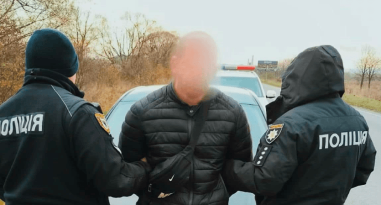 Відібрав телефон та гроші з каси: у Долині водій пограбував заправку (ФОТО)