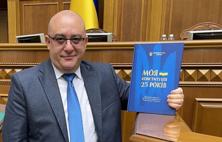 Фріс запевнив, що порушував питання заборони ОПЗЖ та просить Галку погоджувати з ним всі матеріали щодо його діяльності як нардепа і не лише