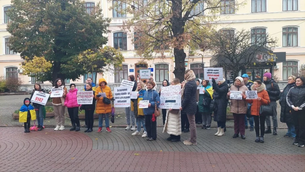 У Франківську люди вимагали демобілізації для тих, хто на війні понад півтора року (ФОТО)