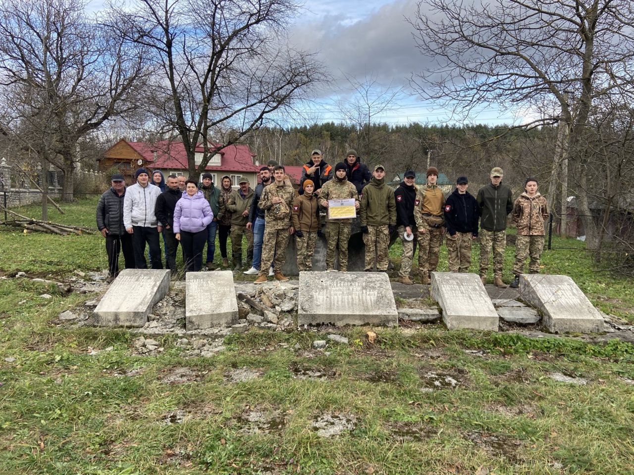 На Косівщині “Правий Сектор” разом з жителями знесли два радянські пам’ятники: ще три — на черзі (ФОТО)