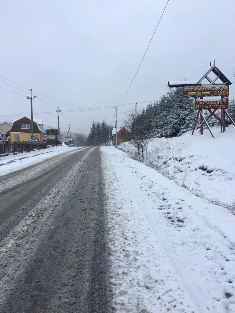 На дорогах гірських перевалів Верховинщини сніг, можливі ускладнення проїзду – ДСНС (ФОТО)
