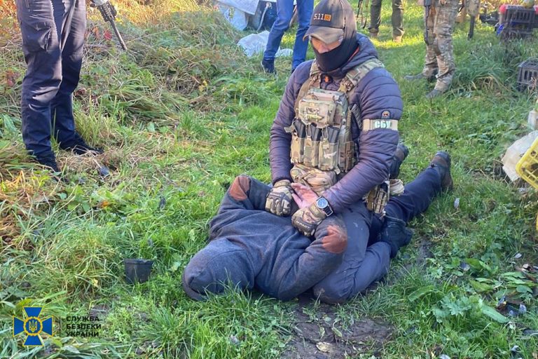 Коломиянин продавав зброю кримінальним угрупуванням та мав схрон боєприпасів – СБУ (ФОТО)
