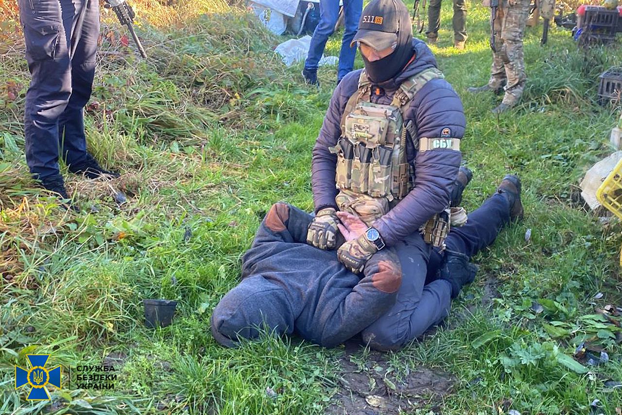 Коломиянин продавав зброю кримінальним угрупуванням та мав схрон боєприпасів – СБУ (ФОТО)